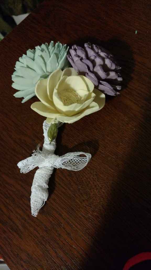 What kind of flowers? Real, faux, sola, or paper? - 2