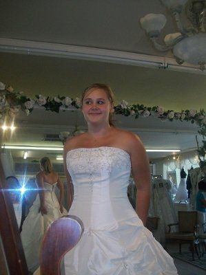 post your wedding  dress pic thanks.