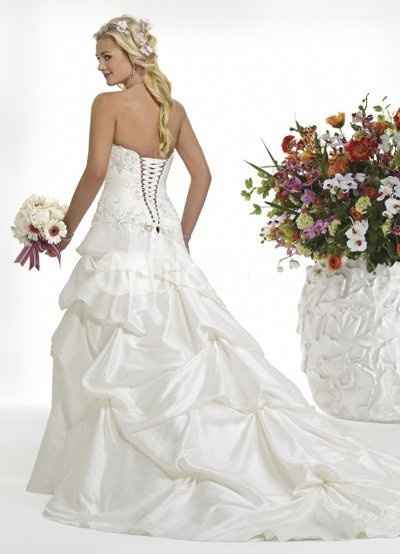 Does anyone have any credible websites for buying a wedding dress from the U.S., China or elsewhere 
