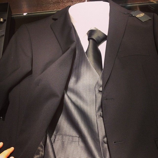 What color tux should my FH and his guys wear?