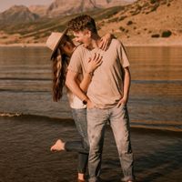 Black Nails for Fall Engagement Photos? - 1