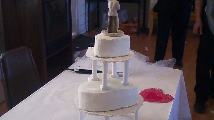 Did anyone have a small wedding cake?