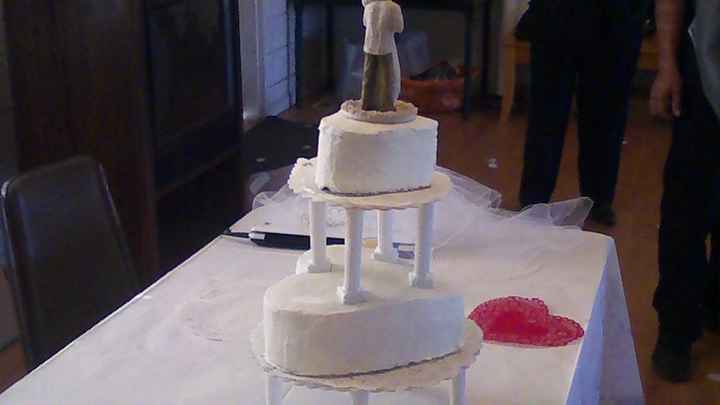 Did anyone have a small wedding cake?