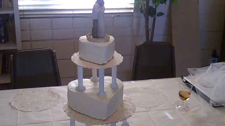 Did anyone have a small wedding cake?