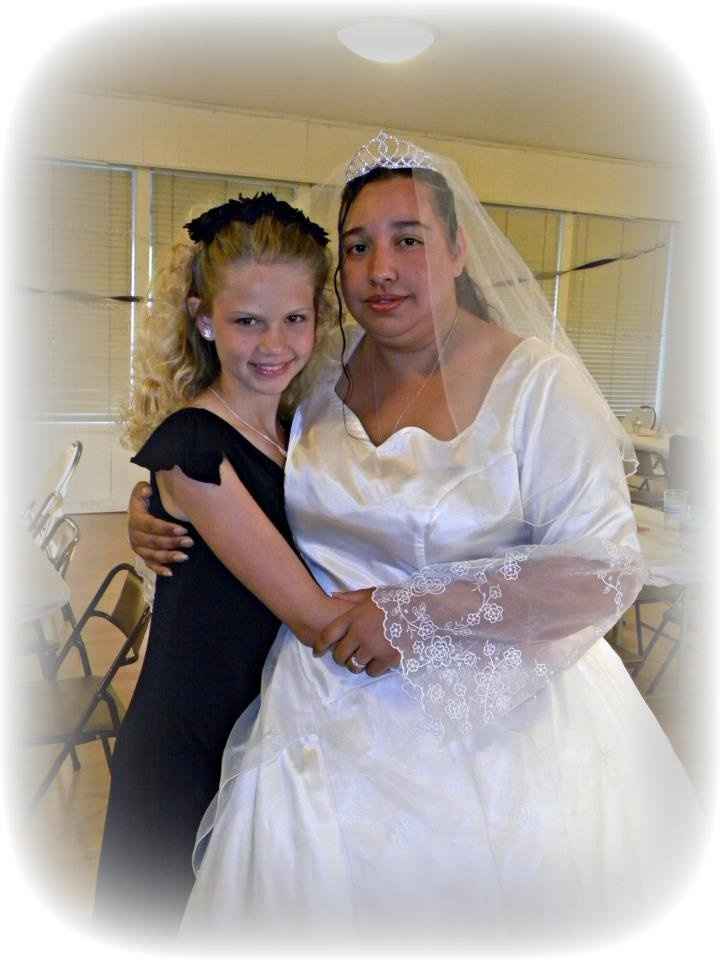 bridesmaids who offer nothing, not even about their dresses