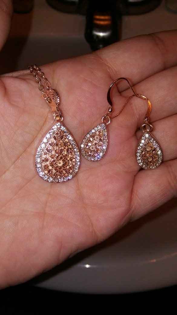 Should my jewelry match my headpiece and shoes? - 1