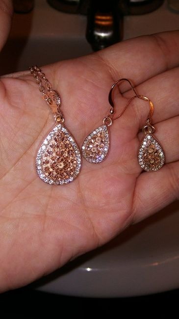 Should my jewelry match my headpiece and shoes? - 1