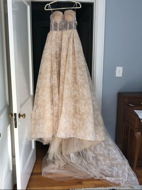 What bridesmaids colors in a neutral color would not clash with my champagne colored dress? - 3