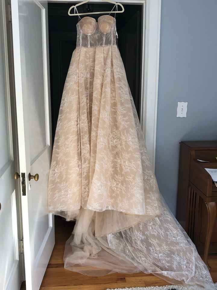 What bridesmaids colors in a neutral color would not clash with my champagne colored dress? - 3