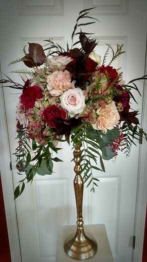 Weird to have mismatched alternating flower centerpieces? - 1