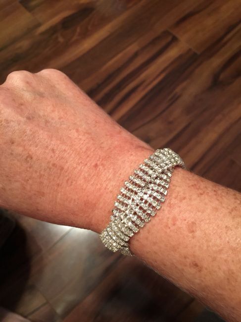 How did you choose your jewelry? Show me your earrings!