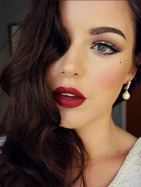 Show me your red lips!