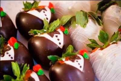 I NEED unique IDEAS FOR A RED, BLACK AND WHITE WEDDING?