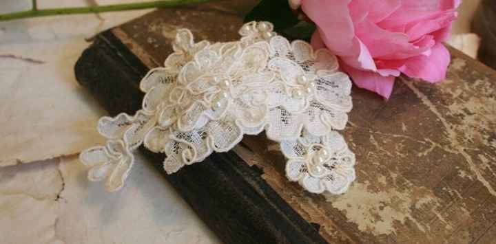 I want a bridal comb, to what extent should it match my gown?