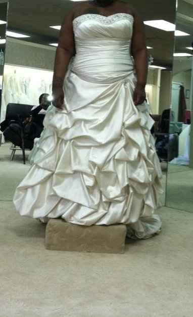 Plus size or full figured brides, let's see those gowns!