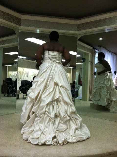 Plus size or full figured brides, let's see those gowns!