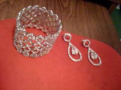 Show me your wedding jewelry accessories please..