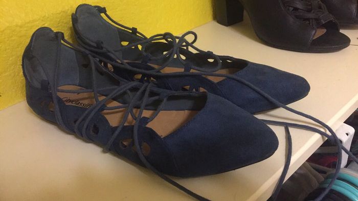 #TuesdayShoesday - What color shoes are you wearing? - 1