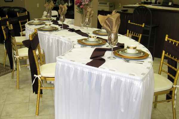 Where can I purchase fitted tablecloths?