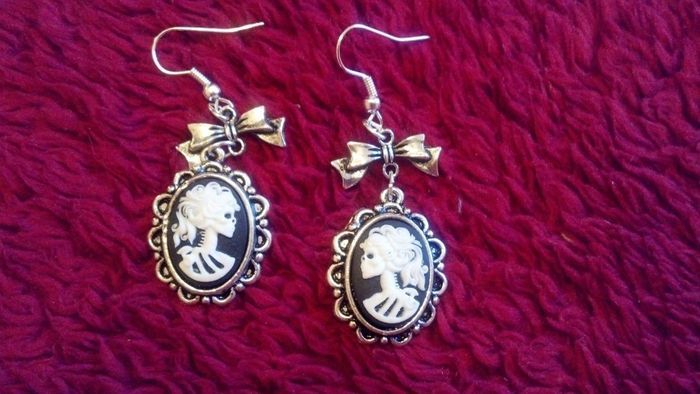 Let's see your statement necklace.