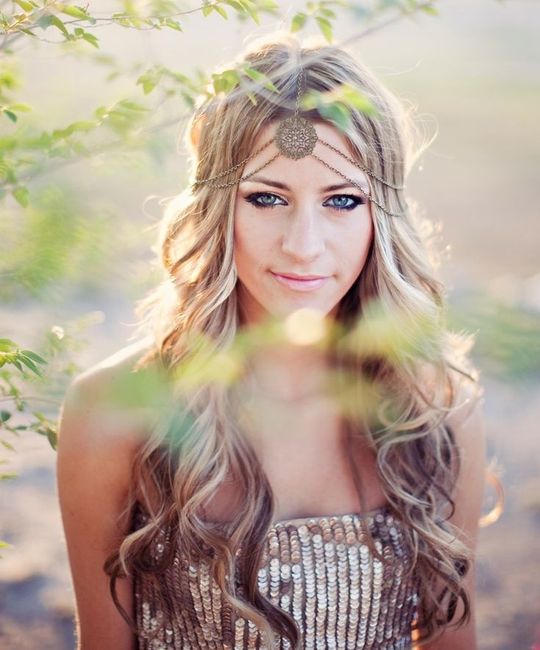 Does this hair go with this dress.?