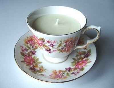 Anyone doing an Alice in Wonderland or garden party or tea party themed wedding? Here's a DIY idea.