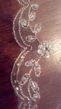 LOOKING FOR DAVID'S BRIDAL 689 IVORY FINGERTIP LENGTH TWO-TIER VEIL WITH SCALLOP EDGE STYLE 689 IVOR