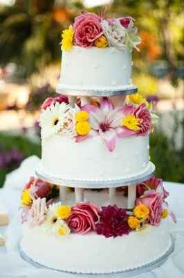 Show us those wedding cakes!!!