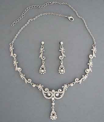 Argh!!! Can't seem to find jewelry for my dress! Please post yours...