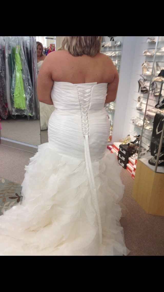 Plus size or full figured brides, let's see those gowns!