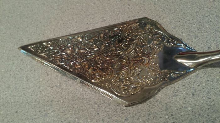 Cool cake server