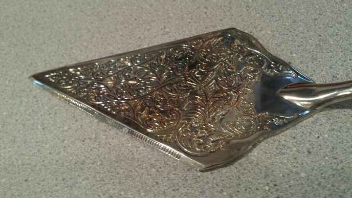 Cool cake server