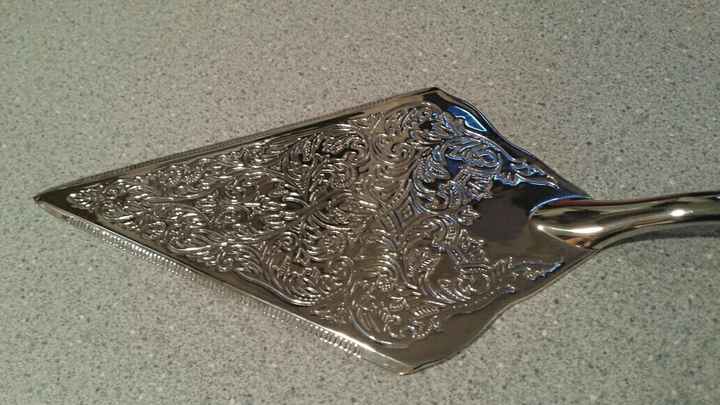 Cool cake server