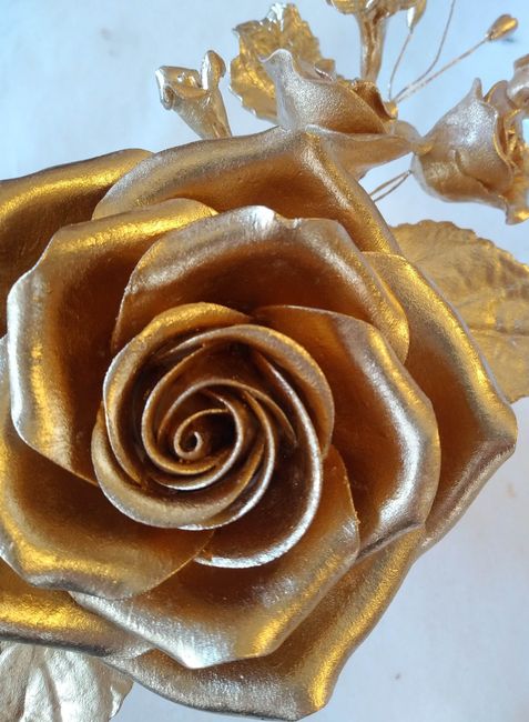 Gold sugar flowers for my cake 1