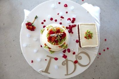 Show us those wedding cakes!!!
