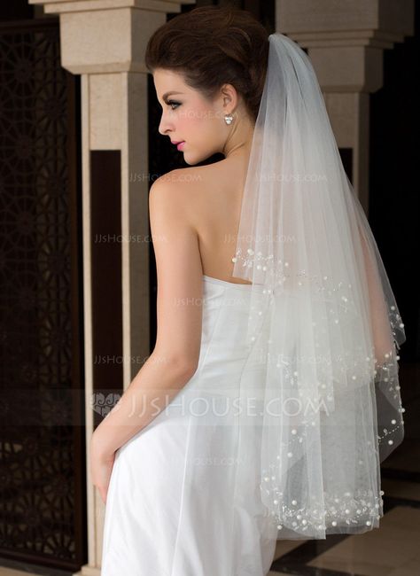 Low placed finger tip length veil