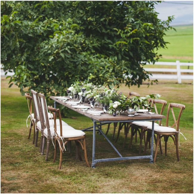 Dinner outside in the field & dancing inside the barn? 5