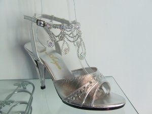 MORE PICTURES!!  =D