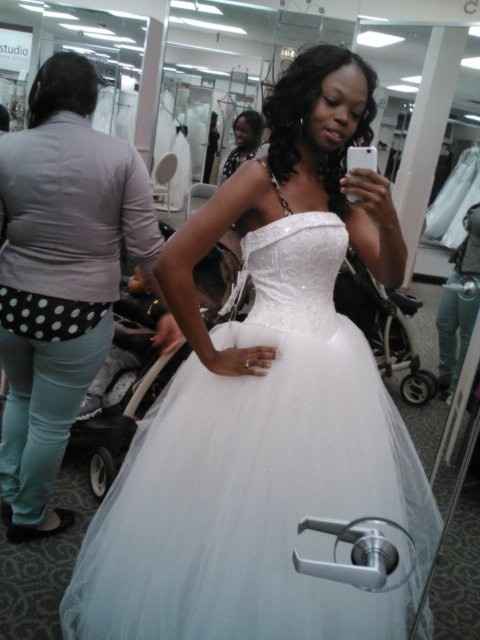 can't exchange my dress... so i guess im going to sell it