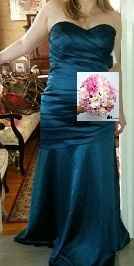 What colour roses go with David's Bridal peacock blue bridesmaid dresses?