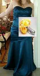 What colour roses go with David's Bridal peacock blue bridesmaid dresses?