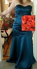 What colour roses go with David's Bridal peacock blue bridesmaid dresses?