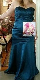 What colour roses go with David's Bridal peacock blue bridesmaid dresses?