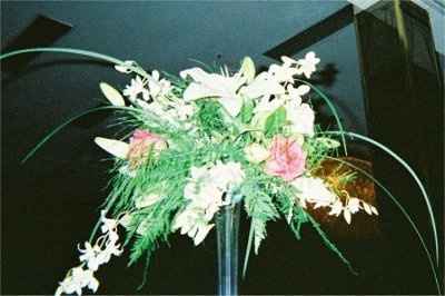 White/Ivory Calla Lilies and......??? For center pieces...HELP!