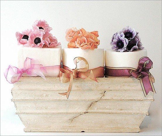 Did anyone have a small wedding cake?