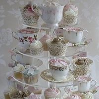 How much am I supposed to tip the baker in this situation...?