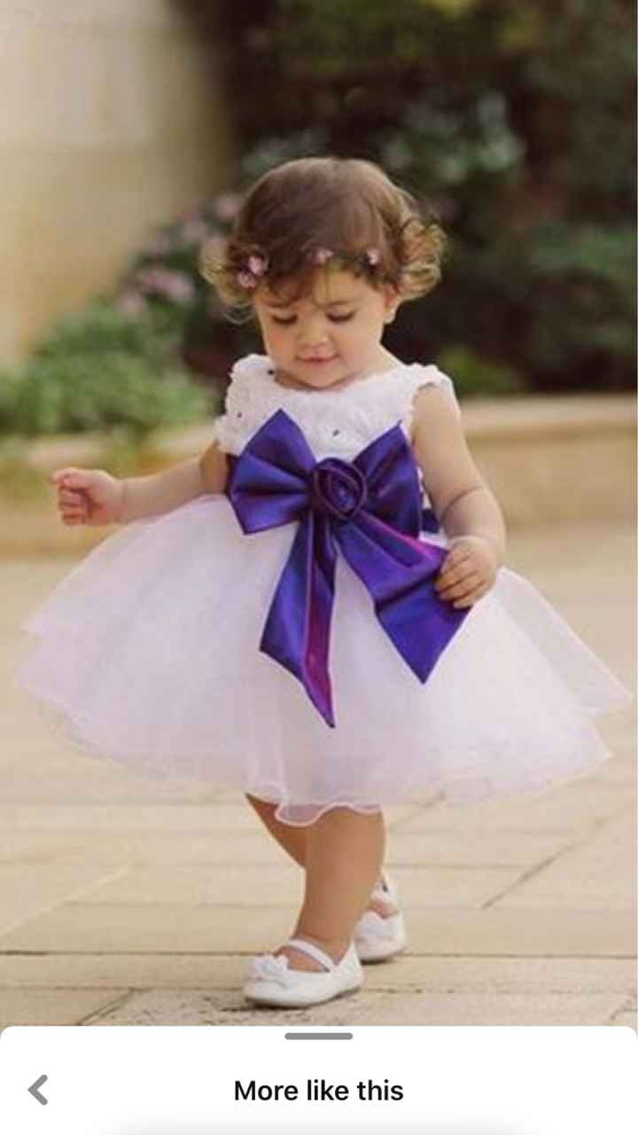 What color dress does outlet a flower girl wear