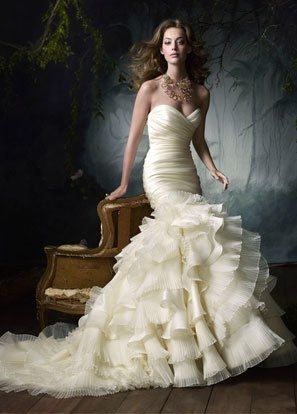 I need help finding engagement photo outfits