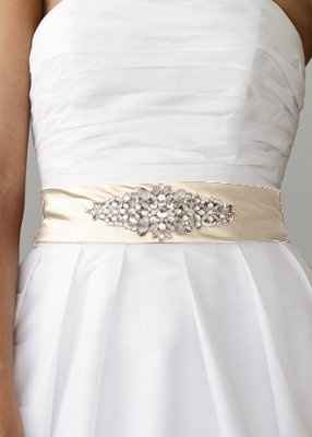 Where are the brides using RED as their color?