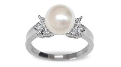 must a bride have a wedding band?